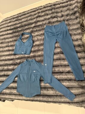 ALO Yoga 3-Piece Active Set in Slate Blue - Sports Bra, Jacket & Leggings